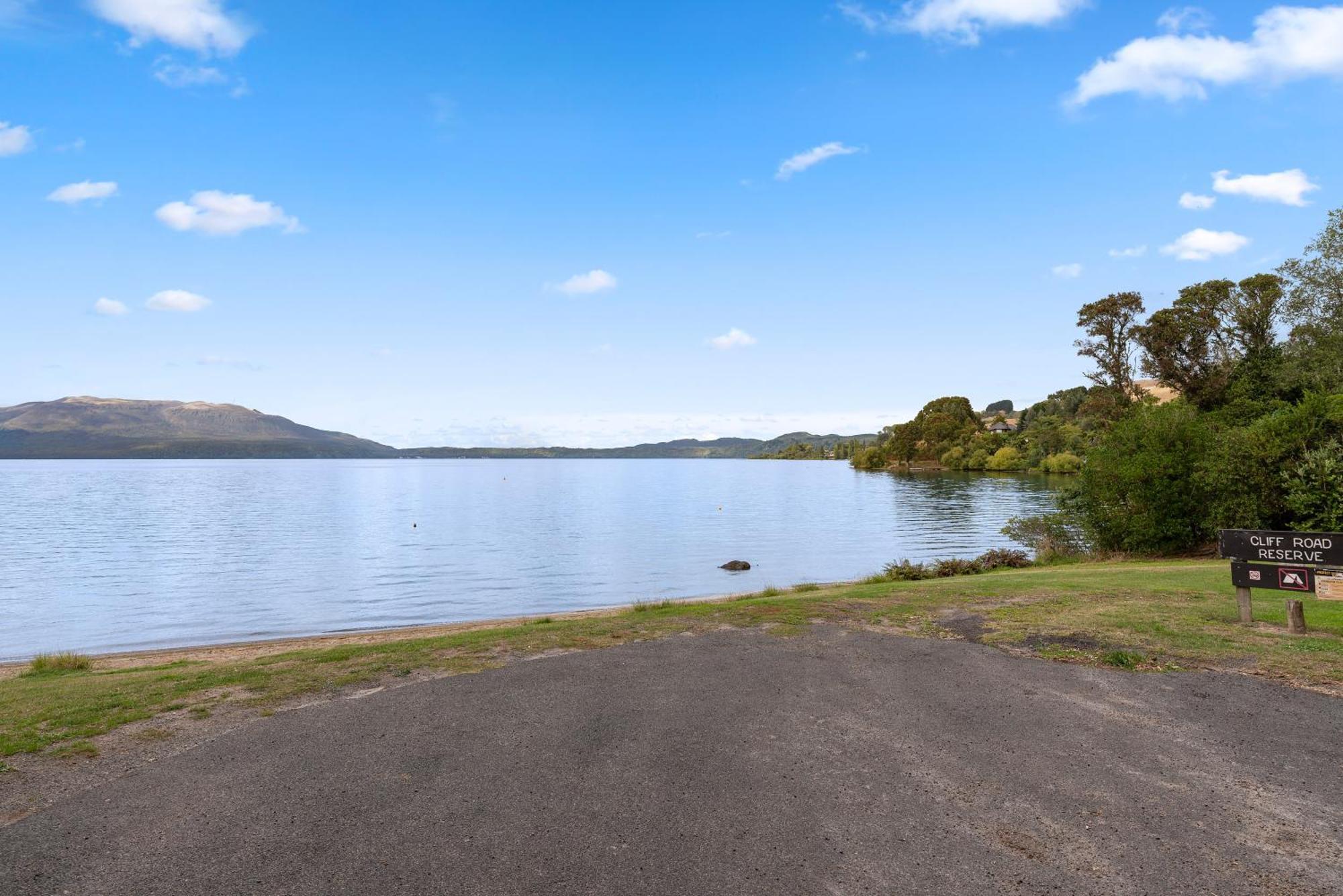 Kiwiana Bach - Lake Tarawera Holiday Home Exterior photo