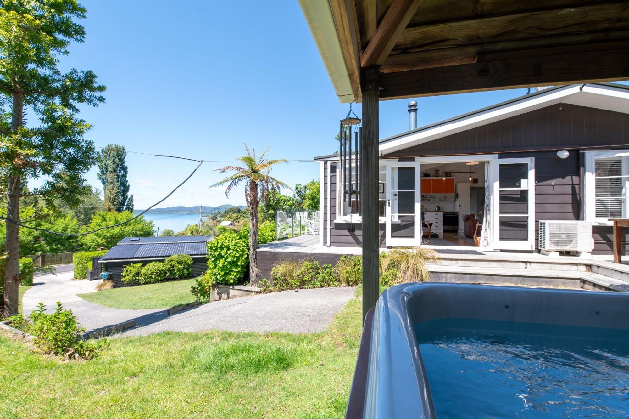 Kiwiana Bach - Lake Tarawera Holiday Home Exterior photo